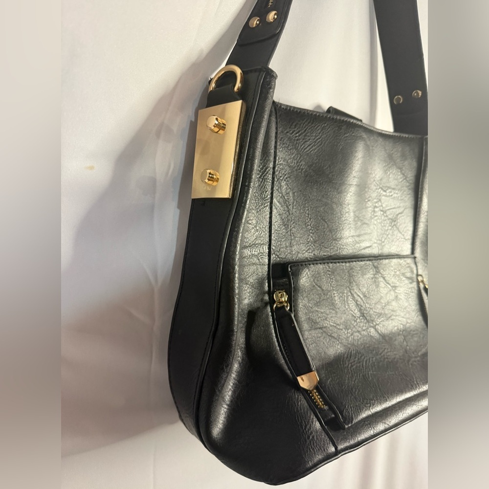 Elegant Black Leather Shoulder Bag With Strap - Picture 2 of 7